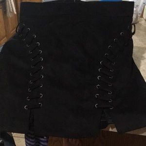 cute black short skirt!